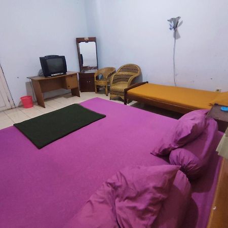 Oyo 90865 Hotel Kusuma Purwakarta Караванг Екстер'єр фото