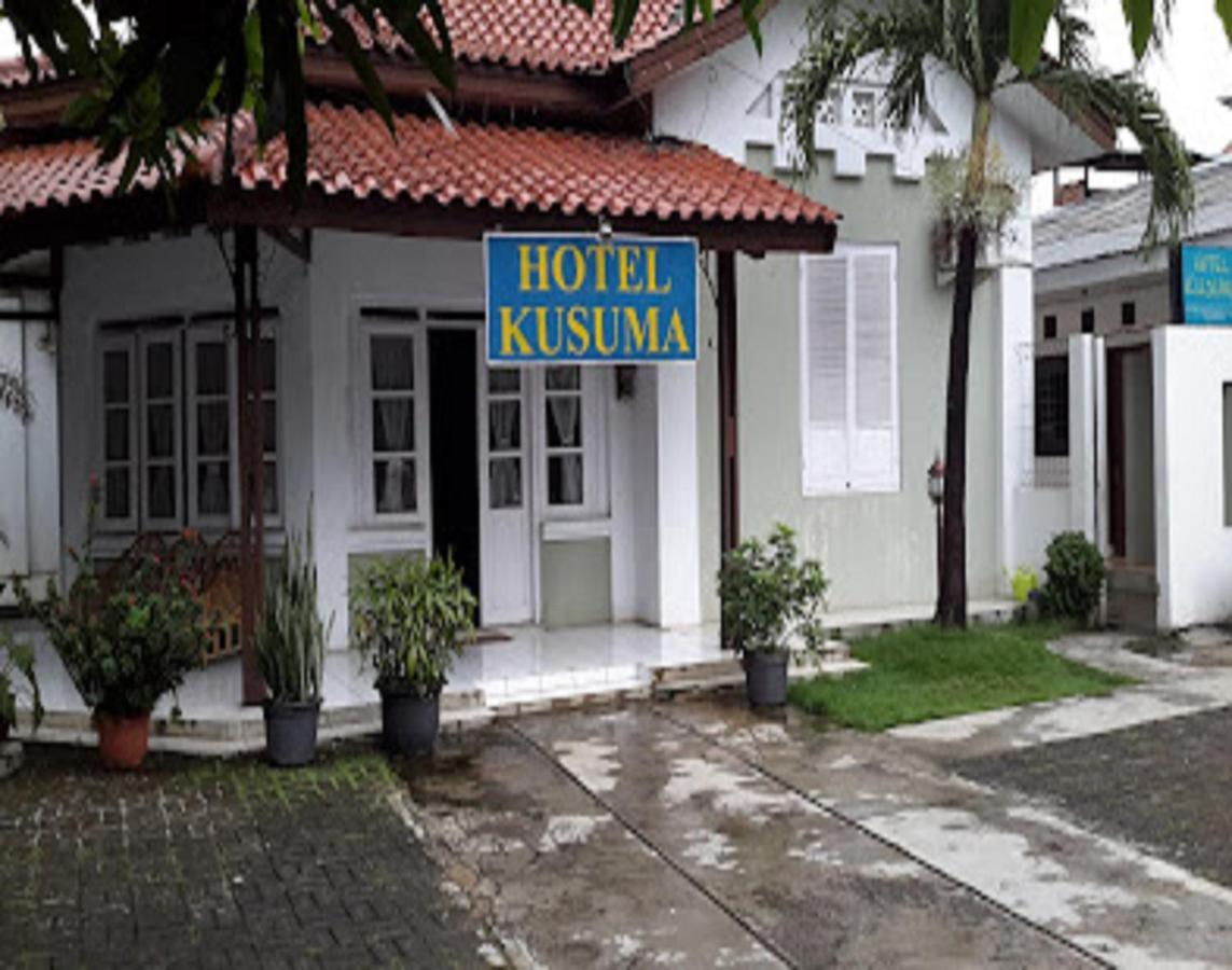 Oyo 90865 Hotel Kusuma Purwakarta Караванг Екстер'єр фото