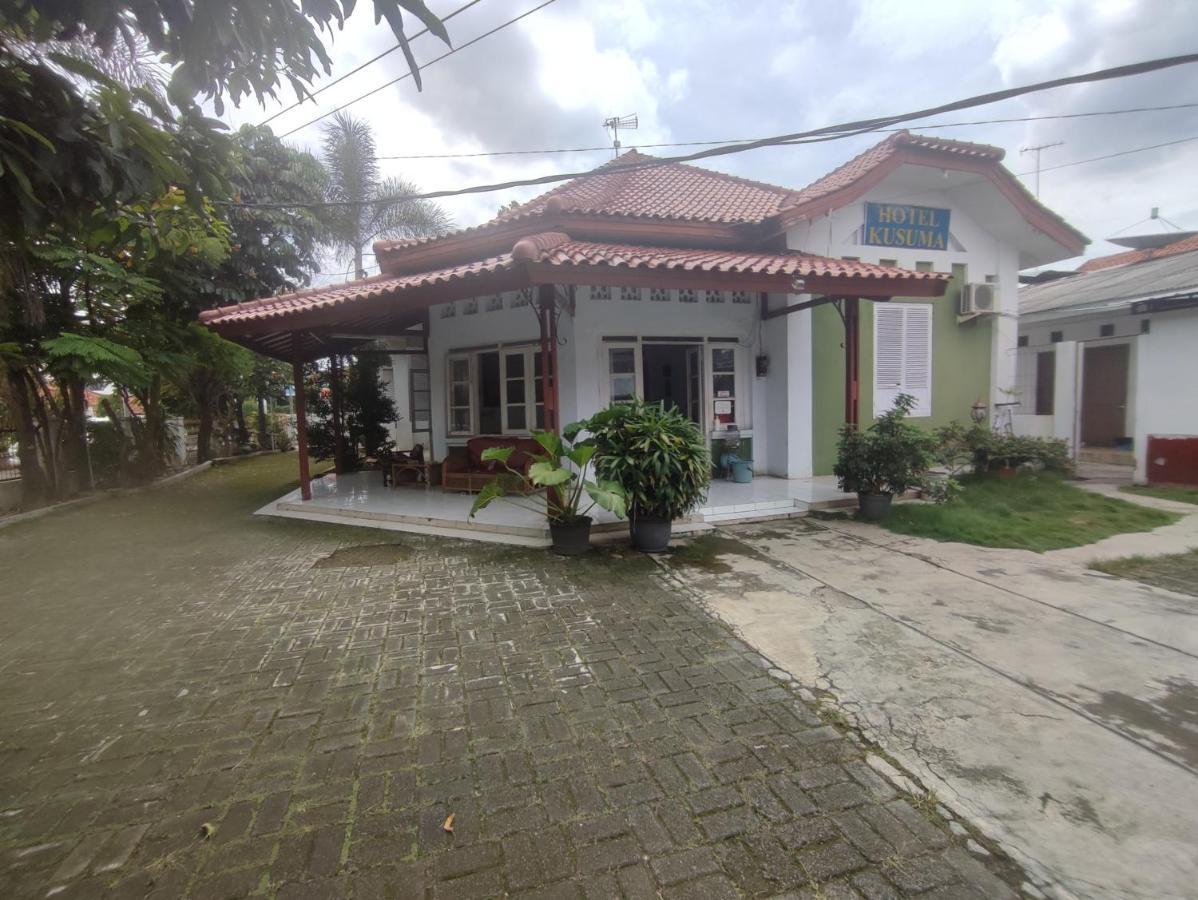 Oyo 90865 Hotel Kusuma Purwakarta Караванг Екстер'єр фото