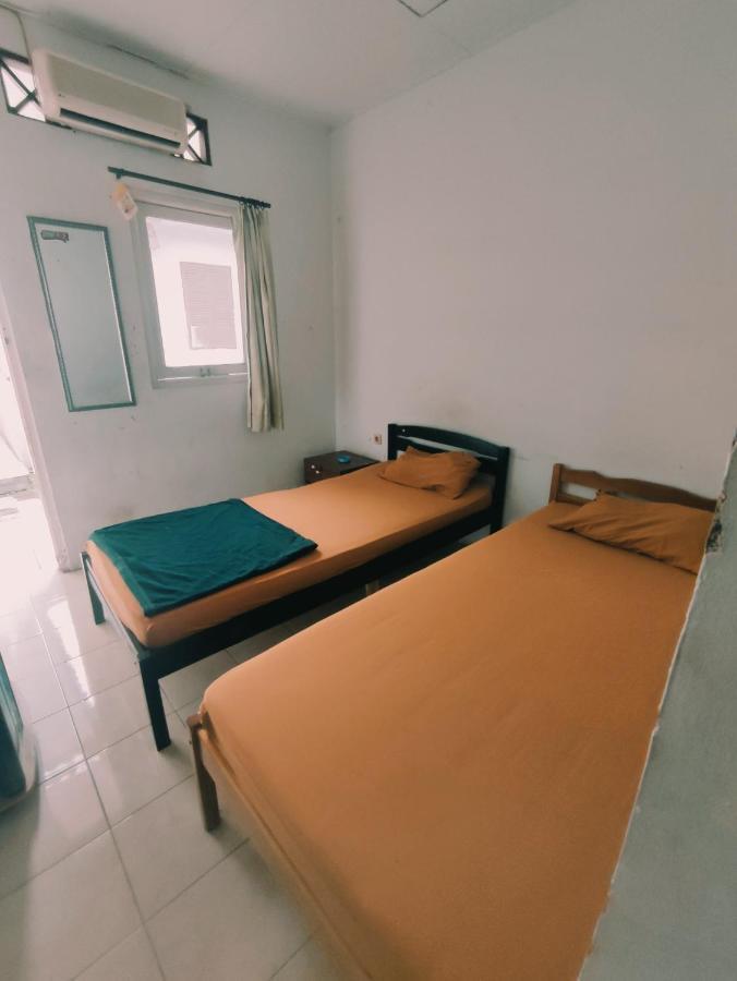 Oyo 90865 Hotel Kusuma Purwakarta Караванг Екстер'єр фото