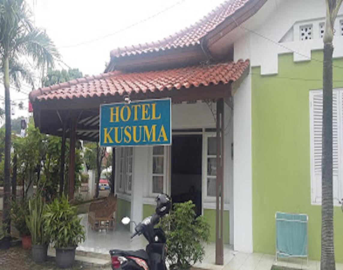 Oyo 90865 Hotel Kusuma Purwakarta Караванг Екстер'єр фото