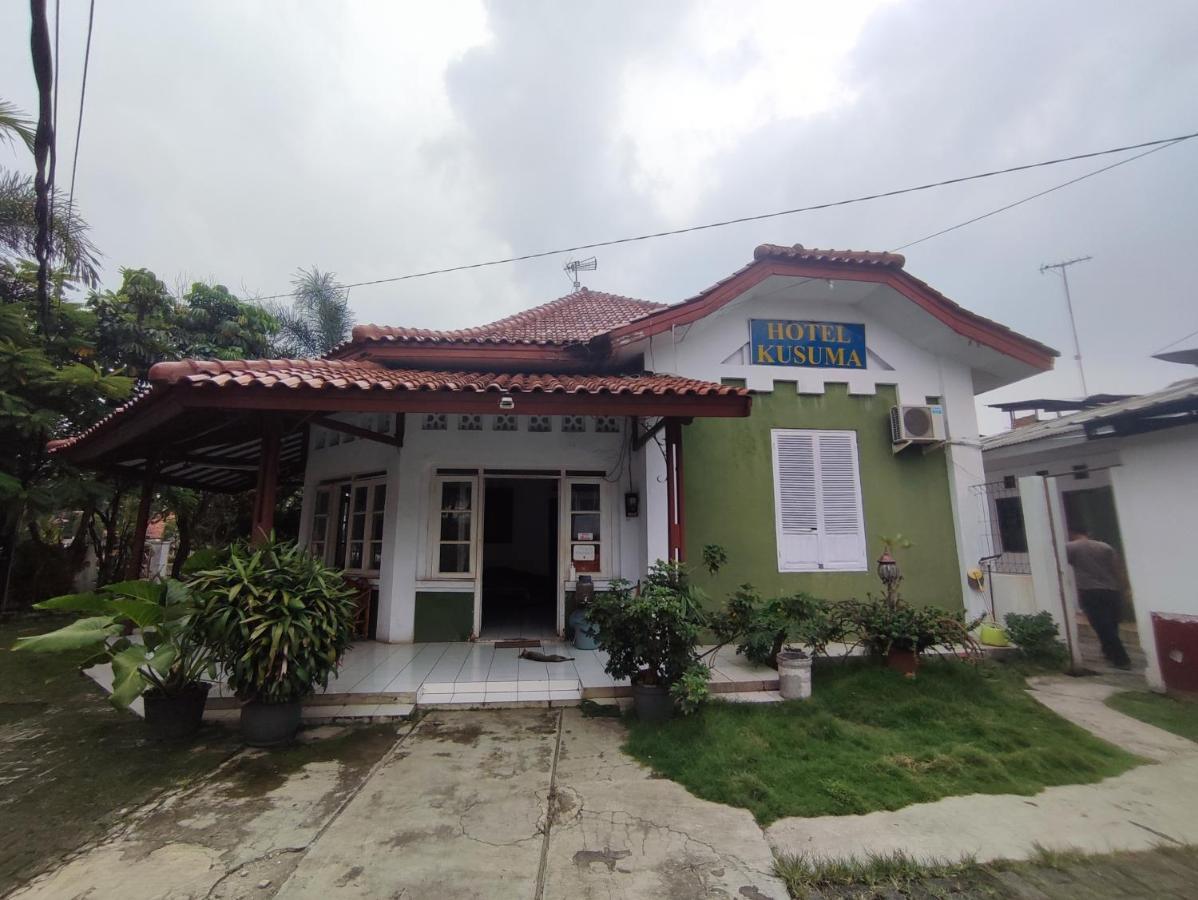 Oyo 90865 Hotel Kusuma Purwakarta Караванг Екстер'єр фото