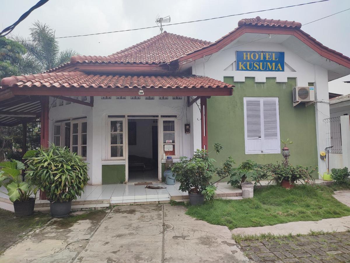 Oyo 90865 Hotel Kusuma Purwakarta Караванг Екстер'єр фото