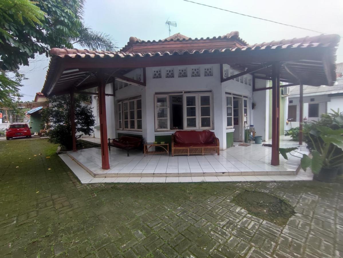 Oyo 90865 Hotel Kusuma Purwakarta Караванг Екстер'єр фото