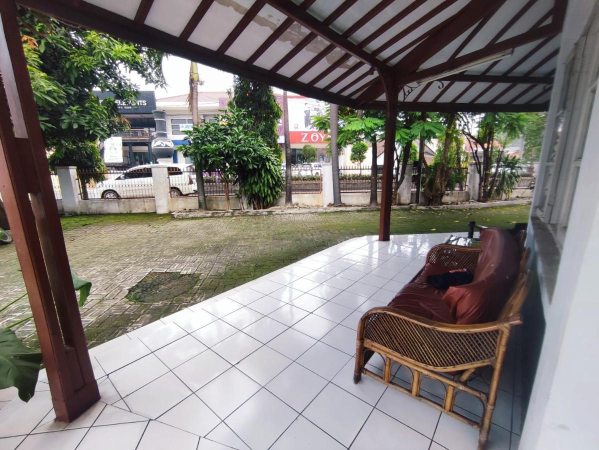 Oyo 90865 Hotel Kusuma Purwakarta Караванг Екстер'єр фото