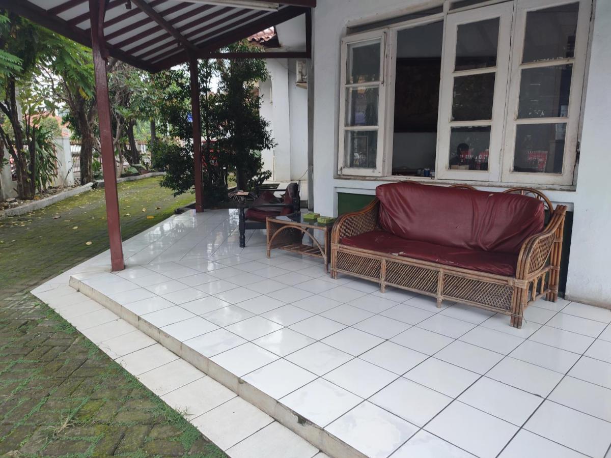 Oyo 90865 Hotel Kusuma Purwakarta Караванг Екстер'єр фото