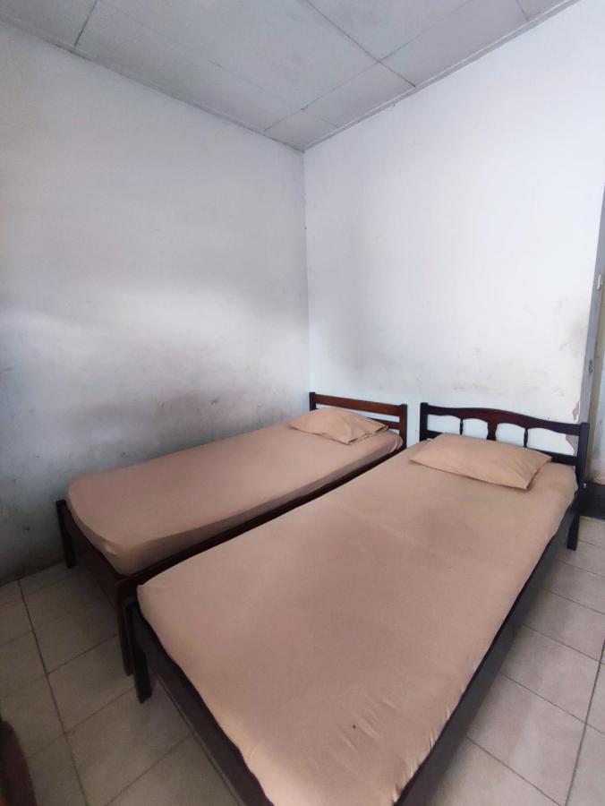 Oyo 90865 Hotel Kusuma Purwakarta Караванг Екстер'єр фото