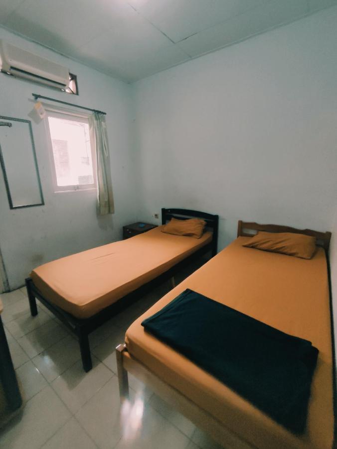 Oyo 90865 Hotel Kusuma Purwakarta Караванг Екстер'єр фото