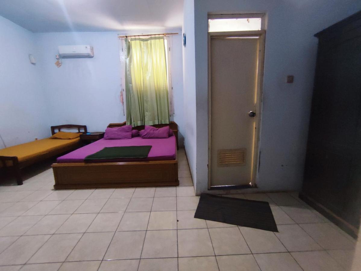 Oyo 90865 Hotel Kusuma Purwakarta Караванг Екстер'єр фото