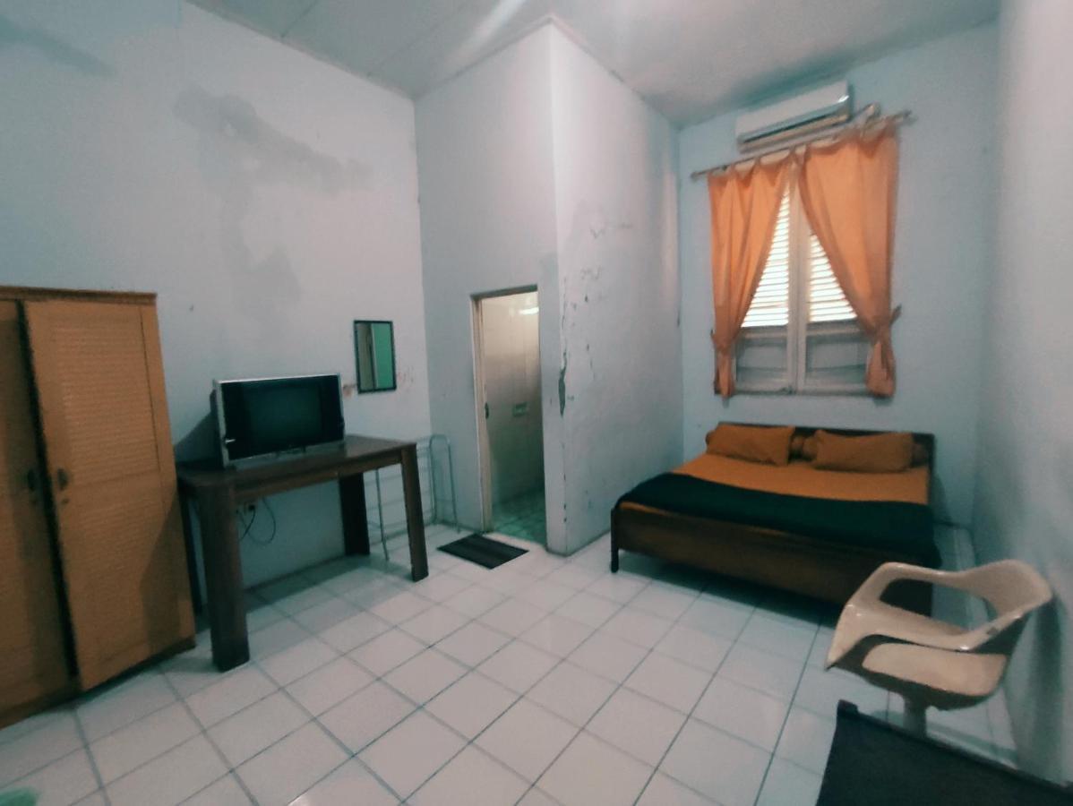 Oyo 90865 Hotel Kusuma Purwakarta Караванг Екстер'єр фото