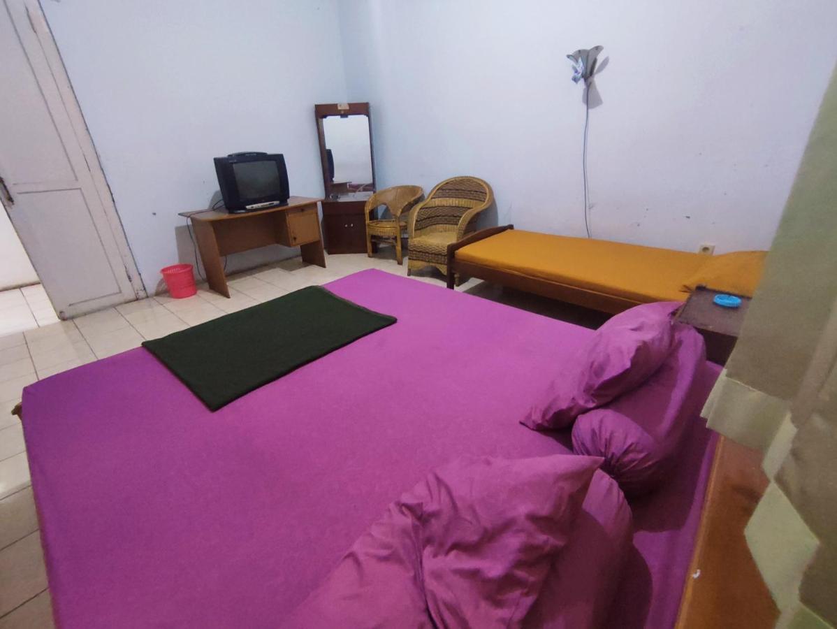 Oyo 90865 Hotel Kusuma Purwakarta Караванг Екстер'єр фото